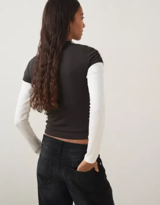 Kısa Kollu Spor Desenli Tişört – T-shirtler